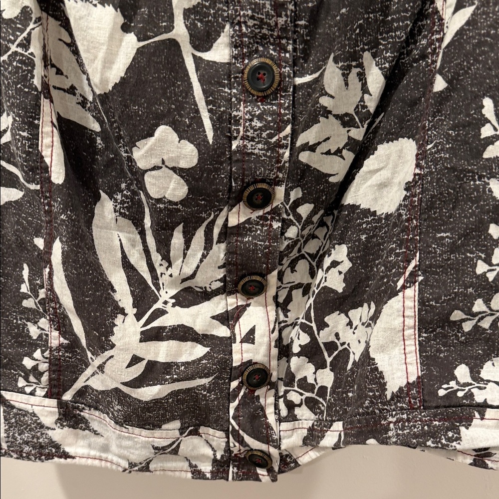 HD in Paris Black and White Floral Crop Top - Picture 2 of 9